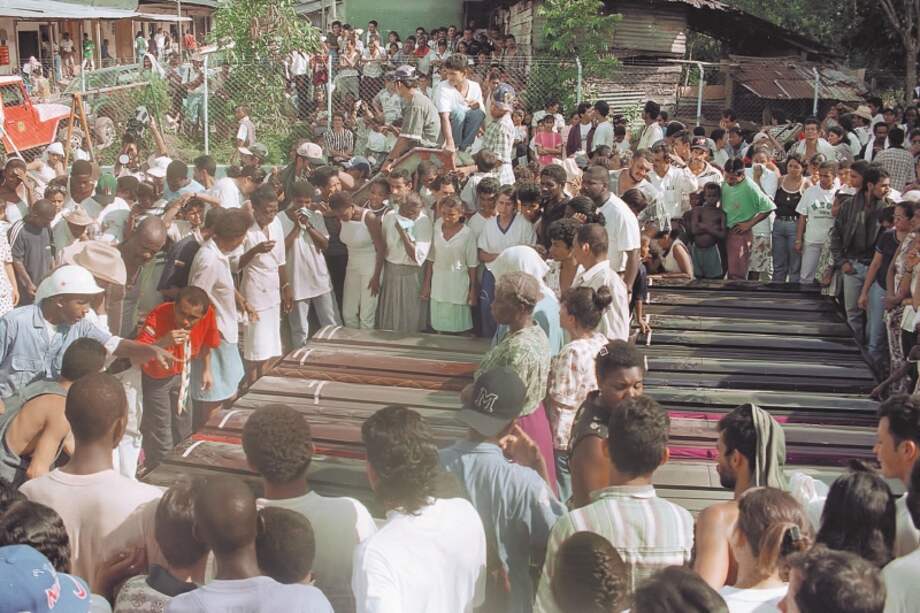 Después del ataque, los pobladores de Machuca lloraron a sus muertos. Hoy esperan ser reparados por el Estado. / Fotos: Archivo El Espectador.