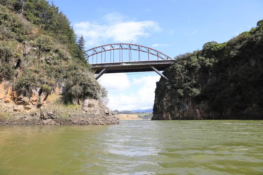 El Embalse del Sisga, ubicado en Cundinamarca, es uno de los cuerpos de agua que provee suministro de agua a Bogotá y sus alrededores a través del Sistema Agregado Norte.