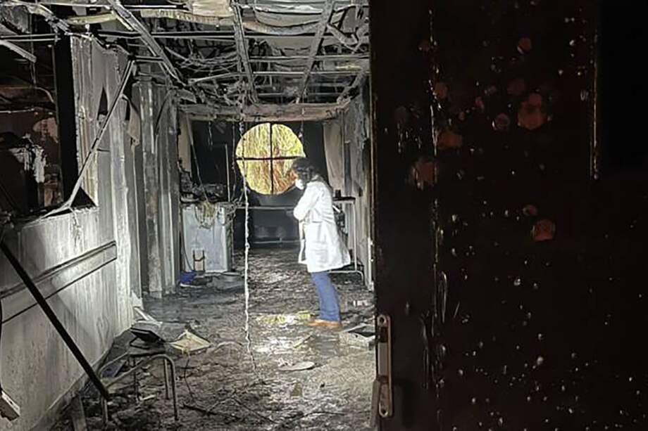 Hacia las siete de la noche del domingo anterior, en el segundo piso se desató un incendio que consumió buena parte de la unidad de cuidados intensivos del centro asistencial.