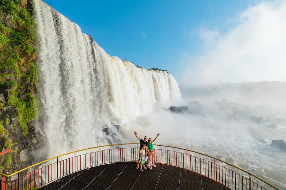 Las Cataratas del Iguazú son uno de los mayores atractivos naturales de Sudamérica y forman parte del Parque Nacional do Iguaçu, incluido en la ruta Senderos de Peabiru de la guía de Embratur.