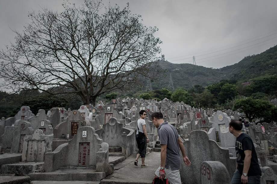 El Ayuntamiento alienta los entierros “ecológicos”, en nichos de espacio reducido, en parterres o bajo árboles. / AFP