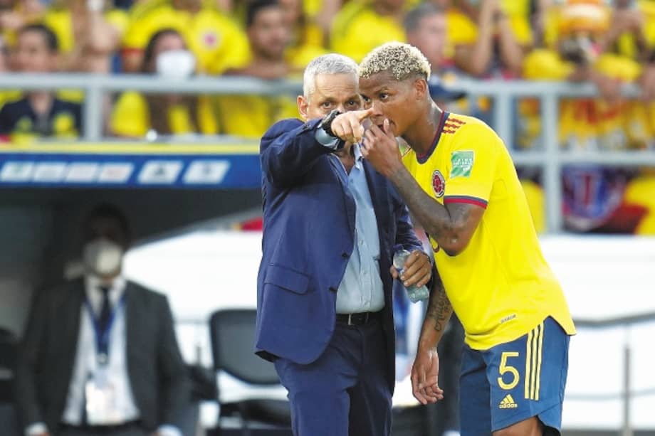 Reinaldo Rueda (izq.), entrenador de la selección colombiana, y Wílmar Barrios, mediocampista que juega en el Zenit de San Petersburgo. / AP
