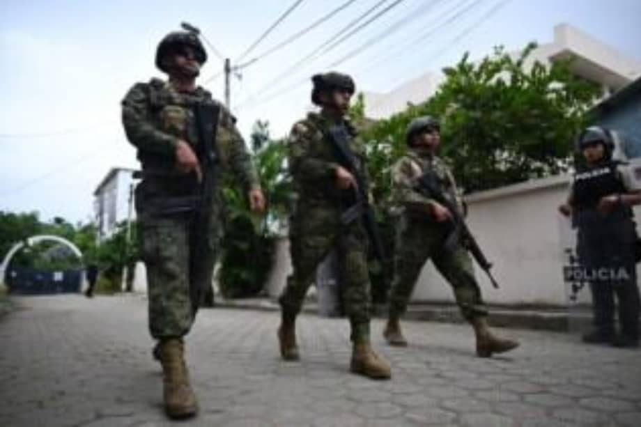 Soldados patrullan el centro histórico de Quito tras el despliegue militar ordenado por el gobierno.