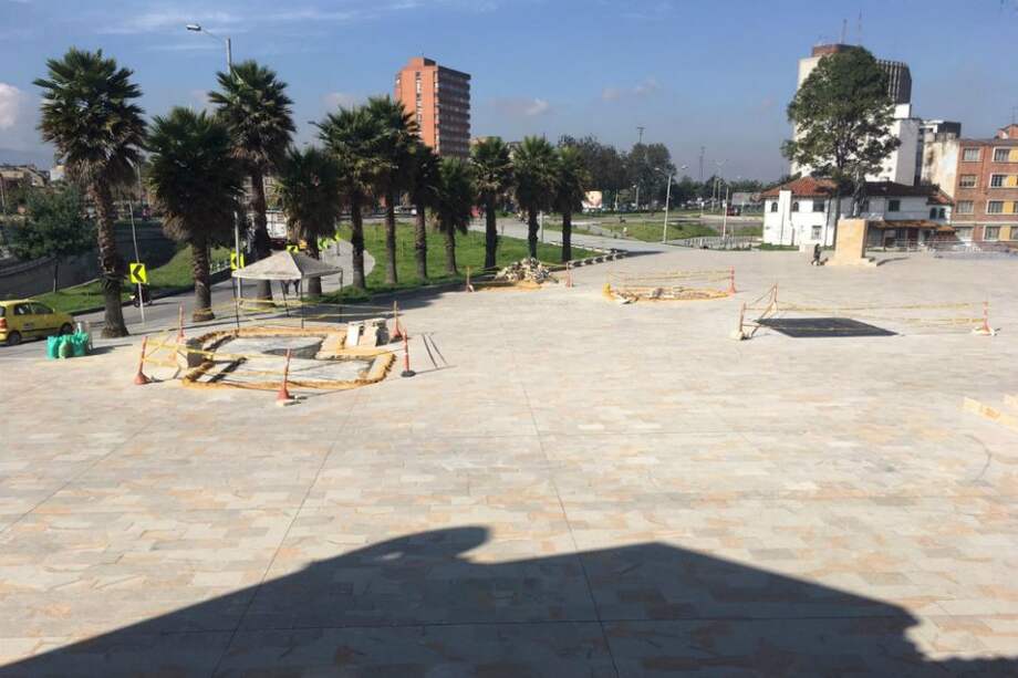 Imagen de la semana pasada en la que se ven las baldosas levantadas en algunos puntos de la obra. / Archivo particular.