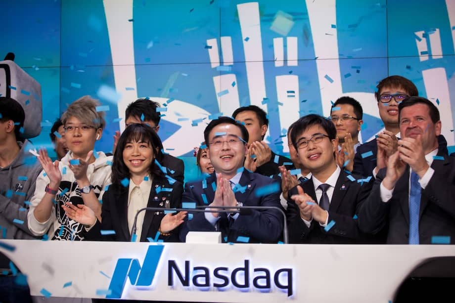En el centro Rui Chen, presidente y CEO de Bilibili Inc., aplaude con sus empleados durante la oferta pública inicial de la compañía en Nasdaq (2018).