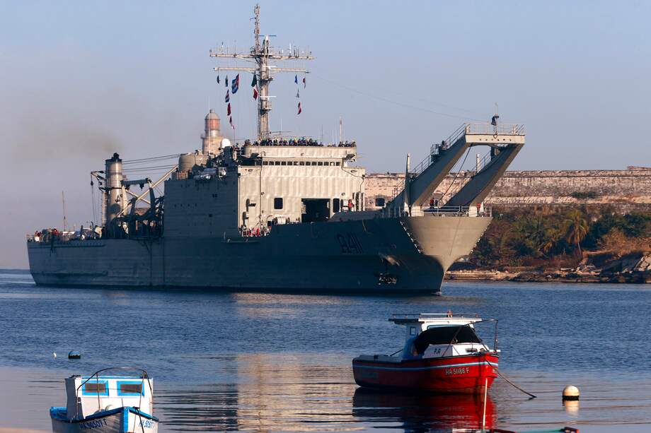 Fotografía que muestra un barco de ayuda humanitaria procedente de México este jueves, en el puerto de La Habana (Cuba).