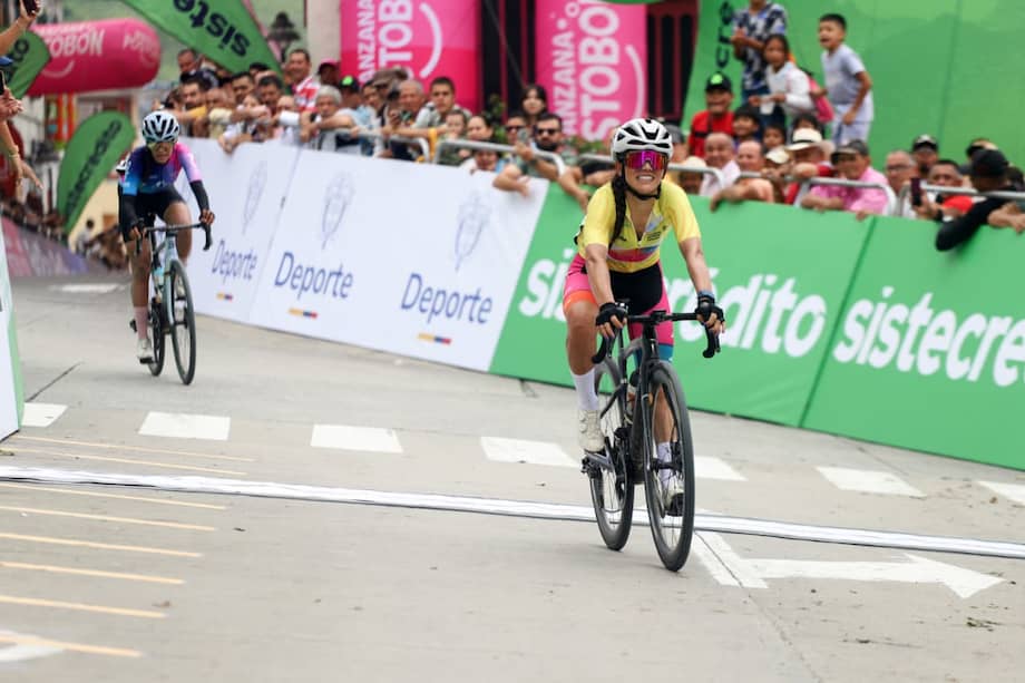 Lilibeth Chacón (der.) se impuso a Zara Lamprea en los últimos metros de la quinta etapa de la Vuelta a Colombia Femenina 2026.