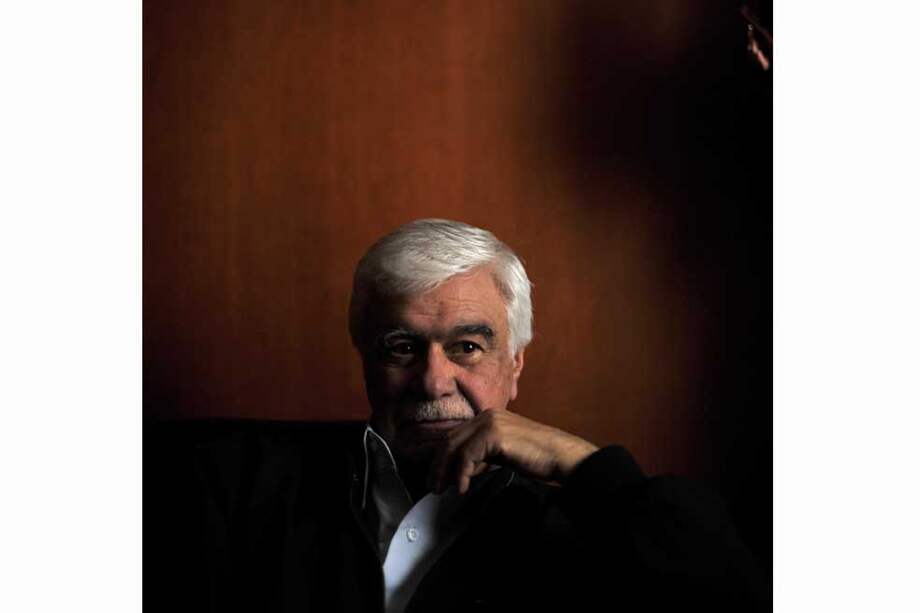 Germán Castro Caycedo, en su casa en Bogotá. Un espacio donde abundan los libros y las obras de arte. / Andrés Torres