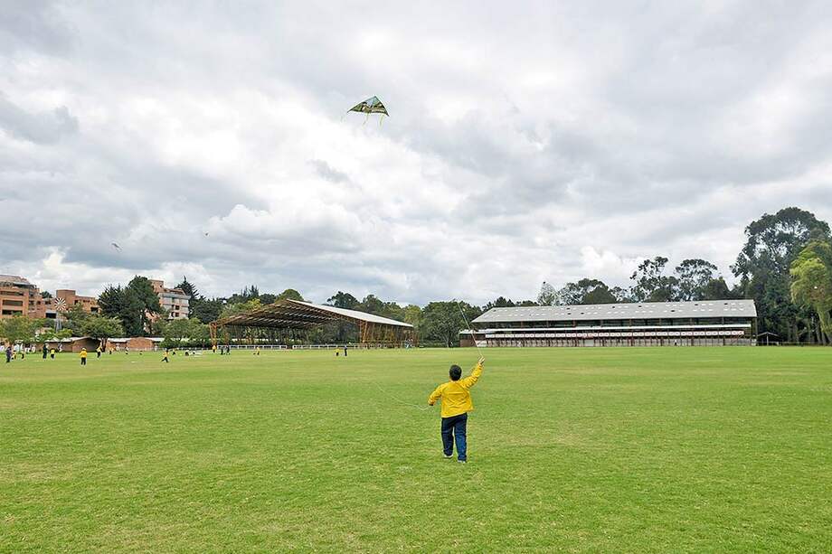 En las 7,6 hectáreas que le fueron expropiadas al Country Club se realizan actividades como yoga, frisbee y vuelo de cometas. / Gustavo Torrijos - El Espectador