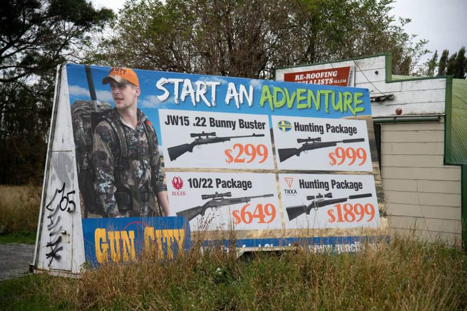 Un cartel publicitario de venta de armas cerca a la ciudad de Christchurch, donde ocurrió el tiroteo, ha molestado a los neozelandeses. / AFP