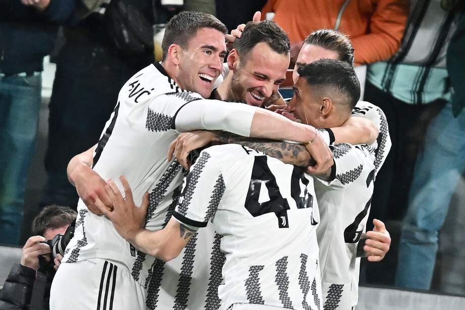 Federoico Gatti celebra con sus compañeros el gol que anotó en el triunfo contra Sporting Lisboa por el partido de ida de los cuartos de final de la Europa League.