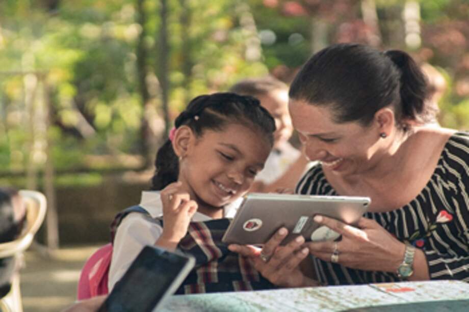 Desde el 2016 hasta 2019, ProFuturo benefició a 10 millones de niños y niñas y formó a más de 400 mil docentes de 38 países de Latinoamérica, el Caribe, África y Asia.