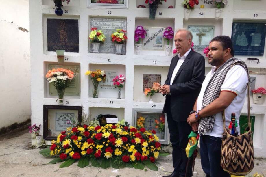 Vaagen hizo una ofrenda floral frente a la tumba de Salazar, en el municipio de Riosucio. /Archivo particular