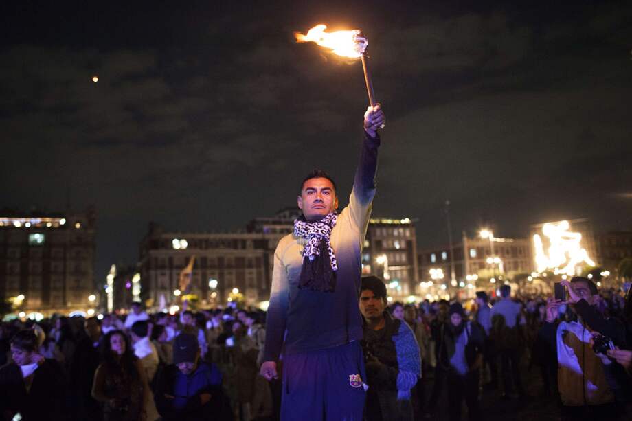 Manifestaciones en la capital mexicana por la desaparición de los estudiantes. / AFP
