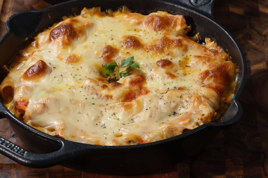 Esta torta de macarrones con pollo es rendidora, económica y fácil de llevar a la mesa.