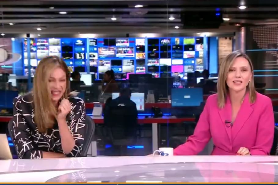 La presentadora sorprendió al cierre de Noticias Caracol y su compañera tuvo que ayudarle a salvar el cierre de la emisión.