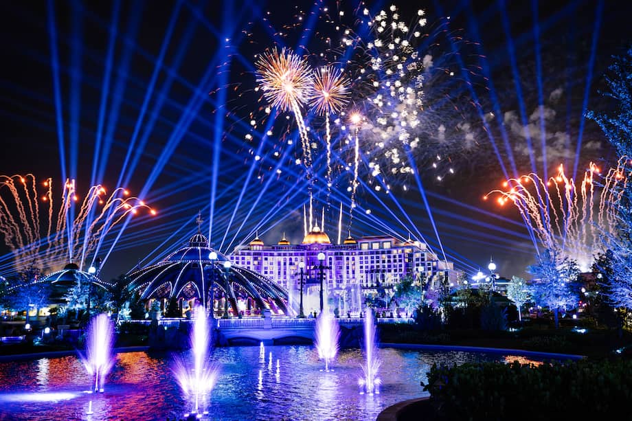 Fuentes danzantes, millones de luces LED y un espectáculo de fuegos artificiales serán los protagonistas de la nueva experiencia nocturna de Epic Universe.