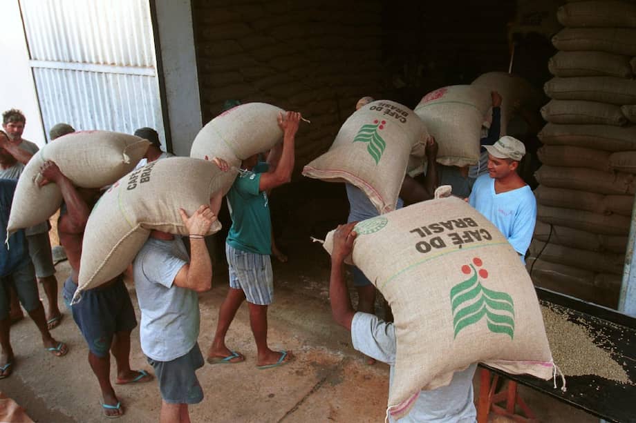 La retención cafetera puede mejorar la cotización internacional del grano. / Bloomberg News