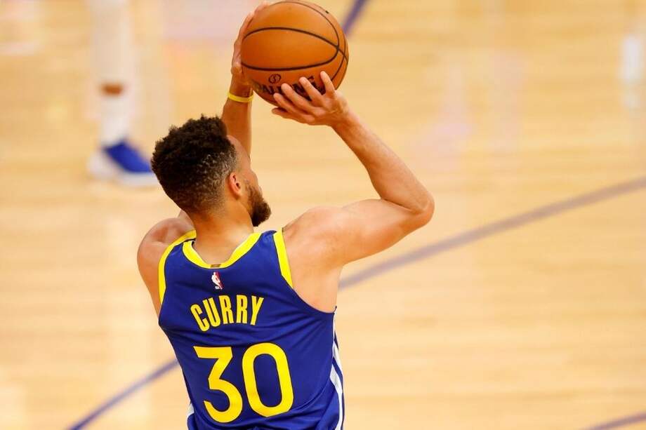 Contra los Denver Nuggets, Curry batió el récord de Wilt Chamberlain.