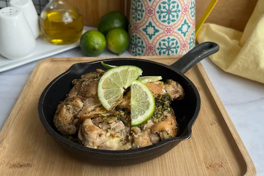 Prepara este churrasco de pollo con limón y cilantro en 25 minutos para sorprender en la mesa.