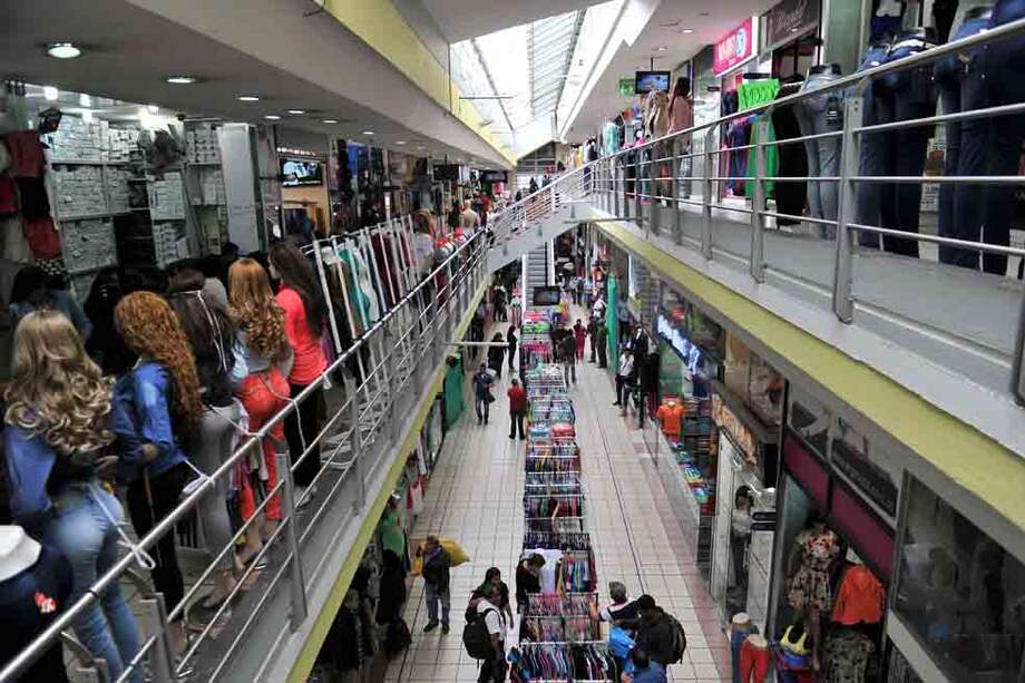 En el centro comercial GranSan, el 90% de las transacciones se hacen en efectivo. / Luis Ángel