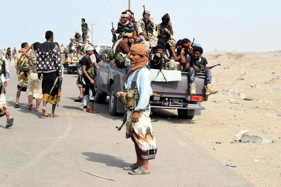 Fuerzas gubernamentales yemeníes participan en toma de posiciones en la ciudad portuaria de Al Hudeida, Yemen, en 2018.