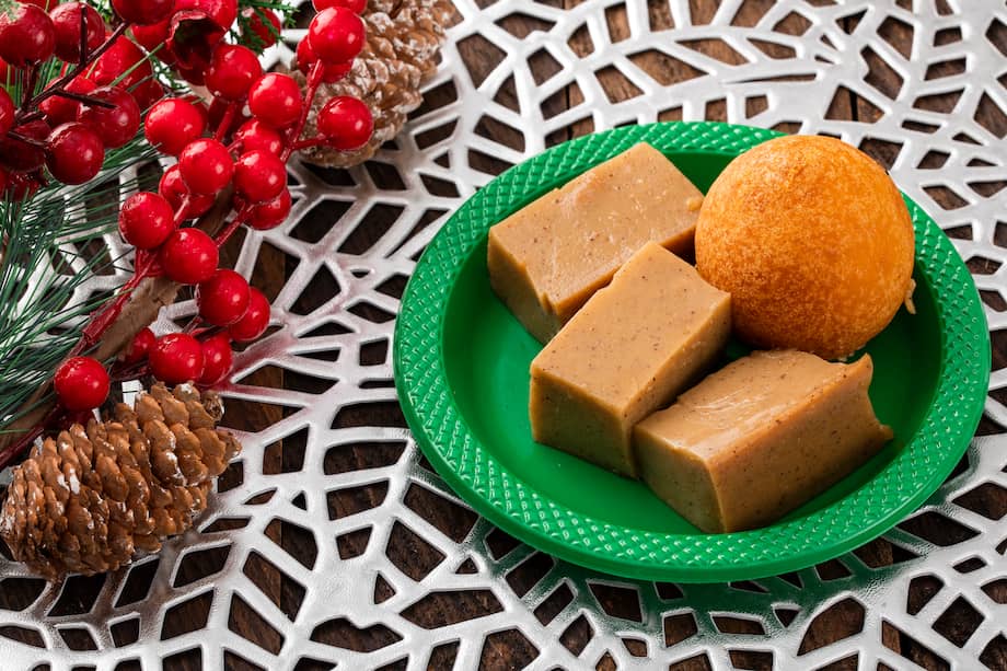 Buñuelos y natilla, platos tradicionales colombianos para saborear en familia en diciembre.