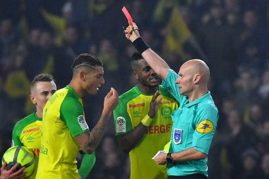 Tony Chapron expulsa al jugador del Nantes, Diego Carlos. / AFP