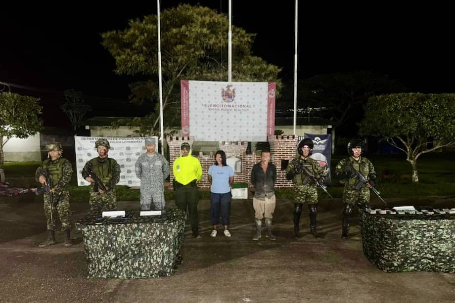 Las autoridades encontraron más de COP 75 millones en efectivo, tres camionetas, una embarcación con motor, equipos de comunicación y otros elementos “empleados para movilizar la droga hacia pasos ilegales que conectan con rutas utilizadas para su salida hacia las Guayanas y luego hacia Europa y África”.