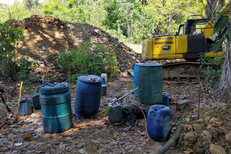 Las autoridades hallaron maquinaria pesada como retroexcavadoras sobre orugas, estructuras modulares para la clasificación de material y equipos industriales de bombeo.