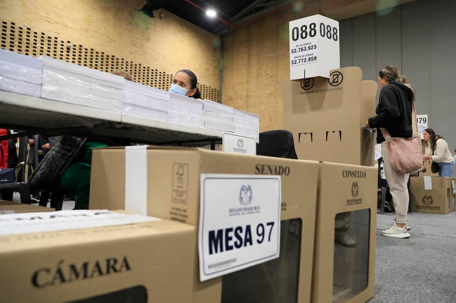 AME1781. BOGOTÁ (COLOMBIA), 08/03/2026.- Una mujer marca sus papeletas antes de votar este domingo, en Bogotá (Colombia). Los colegios electorales de Colombia abrieron para una jornada en la que se elegirá a los miembros del Senado y la Cámara de Representantes para el periodo 2026-2030. EFE/ Carlos Ortega