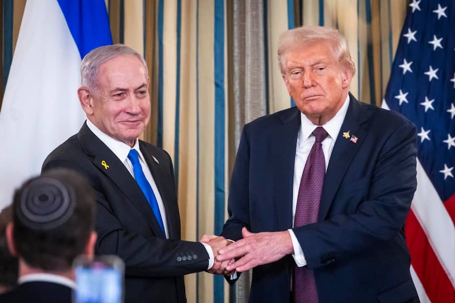 Foto de referencia del presidente de EE. UU., Donald Trump (D), estrechando la mano del primer ministro israelí, Benjamín Netanyahu.