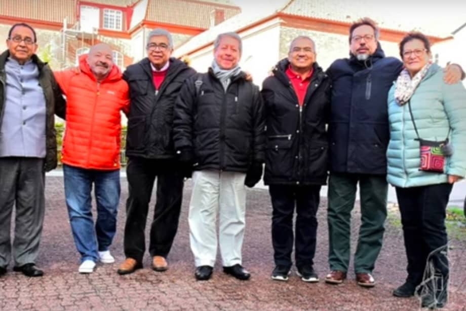 Foto tomada en Suecia a siete de los 18 exiliados colombianos víctimas del montaje judicial en el caso de asesinato de Gloria Lara, durante encuentro promovido por el Centro Nacional de Memoria Histórica.