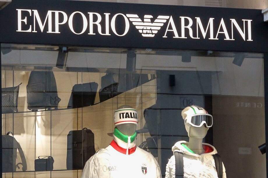 Vista de la tienda Emporio Armani en Roma, este sábado. En apenas cuatro meses, el mundo de la moda ha dicho adiós a dos de sus grandes maestros: Armani y Valentino. Su pérdida confirma un tránsito generacional que el diseño italiano inició hace años y marca el cierre de la era de los "diseñadores-fundadores" para consolidar un modelo menos personalista y más colectivo. / EFE/Carlos Expósito