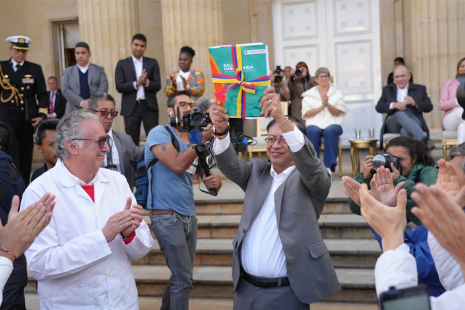 El gobierno radicó este lunes la reforma a la salud, de inmediato se dieron varios debates. Entre ellos, se está ante una ley estatutaria u ordinaria.