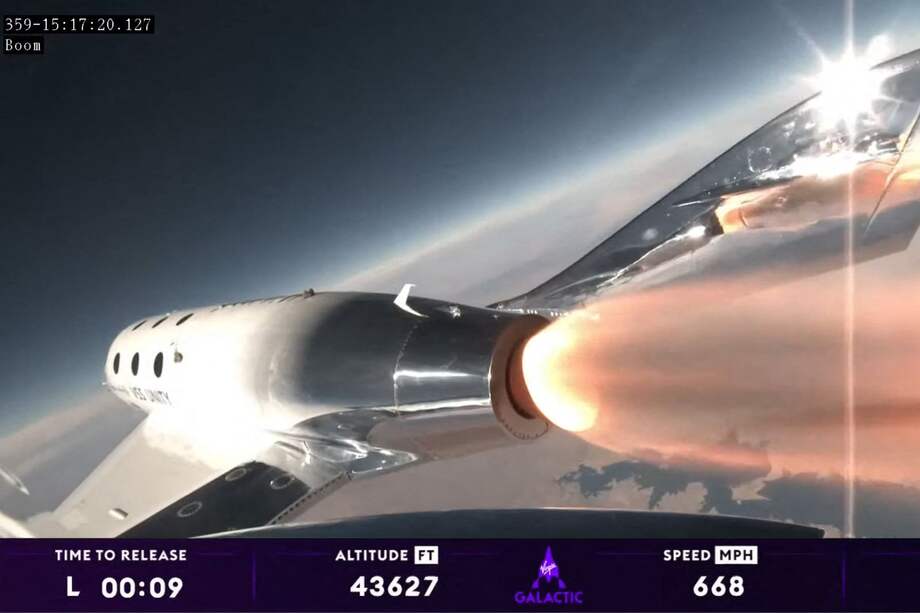 Esta imagen fija tomada de un vídeo de Virgin Galactic el 10 de agosto de 2023, muestra el lanzamiento de la misión privada de astronautas Galactic 02 de Virgin Galactic, en Spaceport America en Truth or Consequences, Nuevo México. (Foto por Virgin Galactic / AFP) /