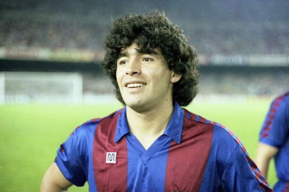 El argentino llegó al club culé por una cifra de 1200 millones de pesetas, aproximadamente siete millones de euros, una cifra récord para ese entonces.