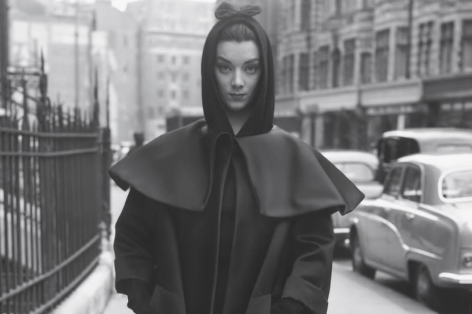 Mujer posando para la cámara