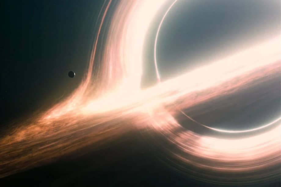 Hasta ahora, todas las imágenes visuales que existen sobre estos objetos espaciales son interpretaciones que diseñadores, artistas y científicos han hecho en computadores, basados en los cálculos matemáticos y teóricos de astrónomos. / Captura de pantalla Interestelar (2014) – Paramount Pictures