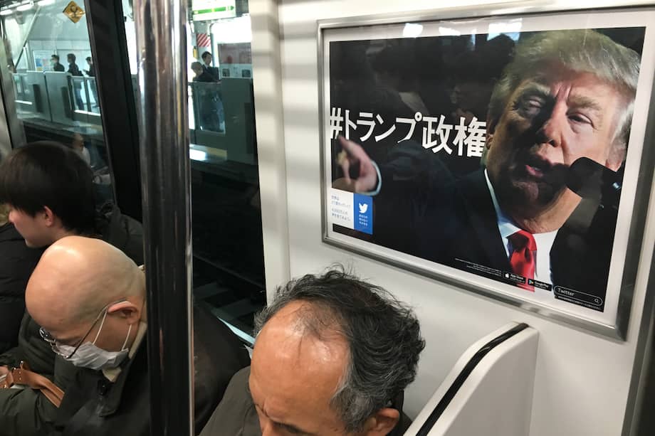 Pasajeros del metro de Tokio durmiendo la siesta.