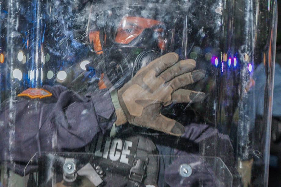 Foto de referencia. La policía se enfrenta a manifestantes que protestan contra agentes del Servicio de Inmigración (ICE).