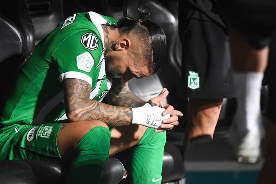 Cristian 'Chicho' Arango se lamenta tras perder la final de la Liga Betplay 2026-I con Atlético Nacional frente a Junior de Barranquilla en el estadio Atanasio Girardot de Medellín, Antioquia, en Colombia.
