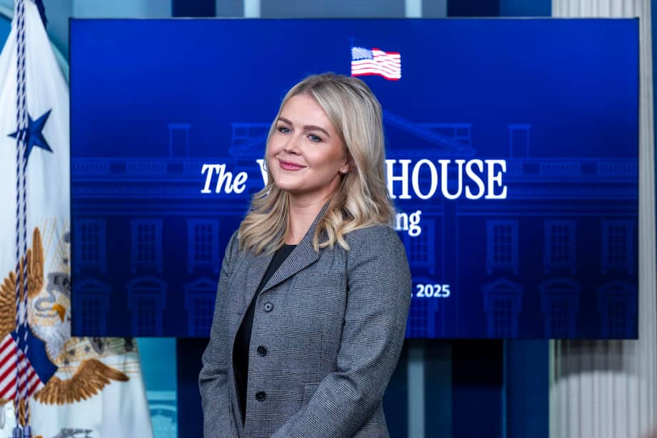 La secretaria de prensa Karoline Leavitt bromea con un “Tu mamá” y desata controversia mediática.