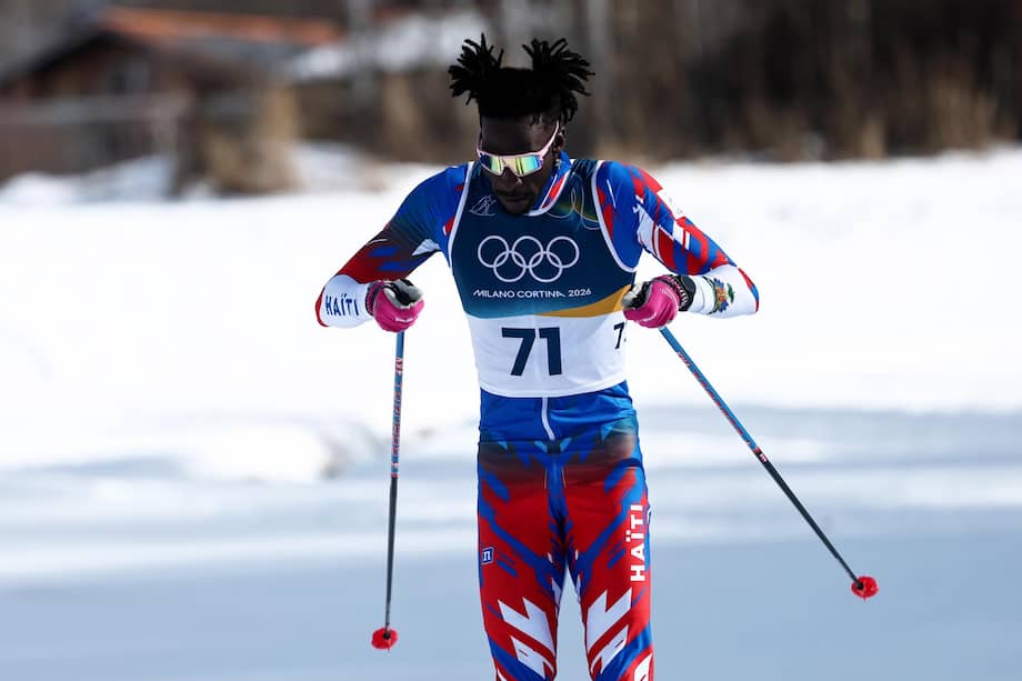 Stevenson Savart, de Haití, compite en la prueba masculina de esquí de fondo 10 km + 10 km de los Juegos Olímpicos de Invierno de Milán-Cortina 2026, en Tesero, Italia, el 8 de febrero de 2026. (Italia) EFE/EPA/Filip Singer