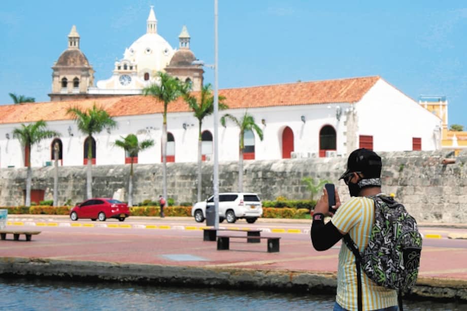 -FOTODELDIA- AME7531. CARTAGENA (COLOMBIA), 11/08/2020.- Un hombre toma una foto, este martes, en Cartagena (Colombia). Pese a estar mostrar avances en la lucha contra el coronavirus, Cartagena mantiene estrictas medidas de control de movilidad y aislamiento social. DespuÈs de cinco meses de haberse detectado el primer caso de COVID-19 en Cartagena de Indias, la "heroica" comienza lentamente a vencer la batalla contra el coronavirus, este enemigo invisible que a la fecha, seg?n el reporte oficial ha cobrado la vida de 490 cartageneros y alcanza los 17.333 casos confirmados. EFE/ Ricardo Maldonado Rozo
