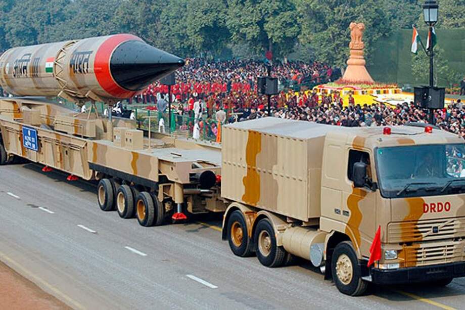 Misil balístico tierra-tierra Agni III por las calles de Nueva Delhi. Foto Oficina de Prensa india