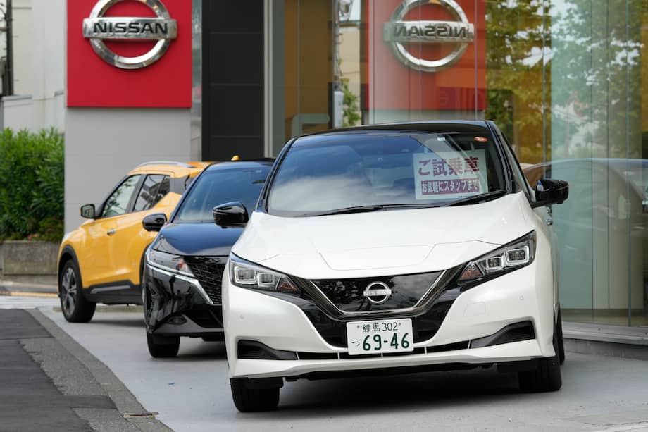 Tokyo (Japan), 11/05/2022.- New cars are displayed at a Nissan Motor Co. dealership in Tokyo, Japan, 11 May 2022 (issued 12 May 2022). Nissan Motor Co., Ltd. will announce the financial results for fiscal year 2021 on 12 May 2022. (Japón, Tokio) EFE/EPA/KIMIMASA MAYAMA