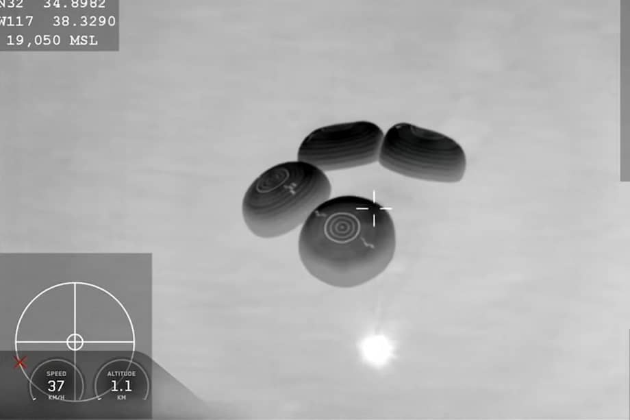 Esta captura de pantalla tomada de la transmisión en vivo de NASA+ muestra la nave espacial SpaceX Crew Dragon Endeavour con paracaídas desplegados antes de amerizar en el Océano Pacífico frente a la costa de San Diego, California, el 14 de enero de 2026, transportando a los astronautas de la NASA Mike Fincke y Zena Cardman, el astronauta de la Agencia de Exploración Aeroespacial de Japón (JAXA) Kimiya Yui y el cosmonauta de Roscosmos Oleg Platonov. /AFP PHOTO / NASA.