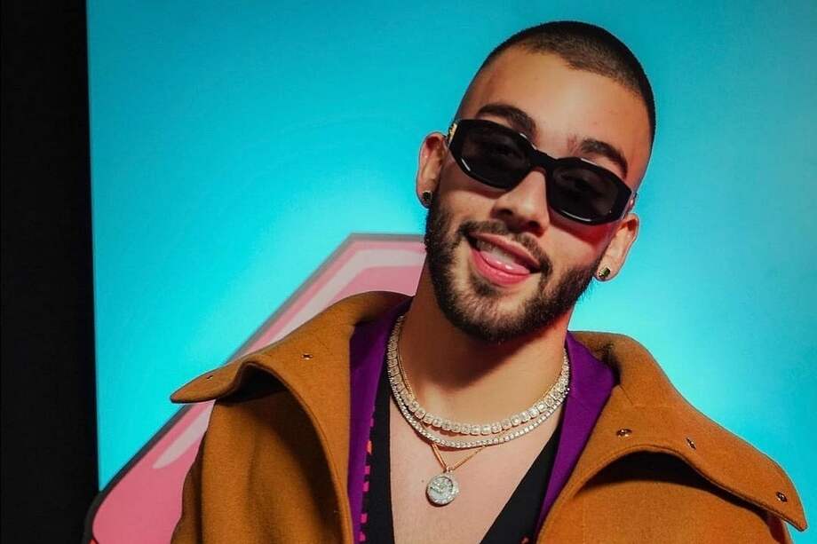 “2000″ es un álbum cargado de la esencia del colombiano, tanto es así que muchas de las canciones fueron escritas entre Turizo y otros artistas como Slow Mike, Jorge Emiliano, Nico Cotton, Edgar Barrera, su hermano Julián Turizo y más.