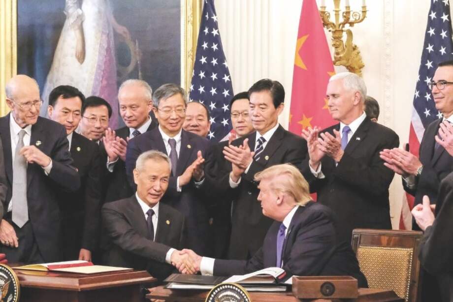 Foto histórica tomada el miércoles en Washington: El viceprimer ministro chino, Liu He, y el presidente Donald Trump firmaron una tregua comercial que impacta la economía global. / EFE